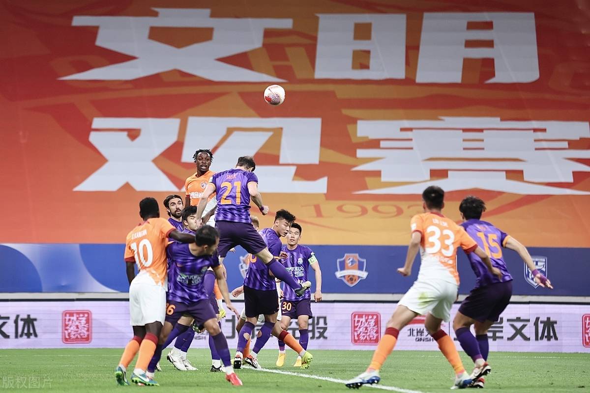 关于昂热球迷走上街头庆祝连胜，热情高涨的信息